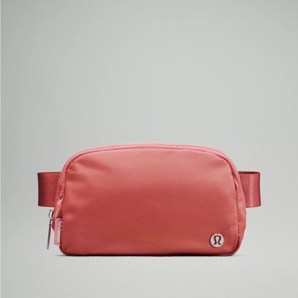 Lululemon Everywhere Belt Bag in Briar Rose